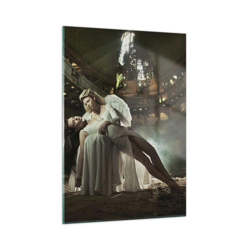 Obraz na szkle - Postać anioła trzymająca kobietę w ruinach budynku - 50x70cm - Duch starego teatru - Nowoczesna dekoracja ścienna do salonu, kuchni i sypialni ARTTOR