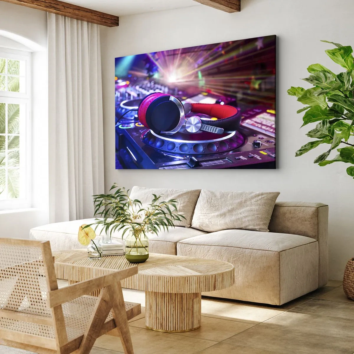 Obraz na płótnie - Słuchawki DJ na konsolecie oświetlone reflektorami na imprezie - 70x50cm - Będzie, będzie się działo - Nowoczesna dekoracja ścienna do salonu i sypialni ARTTOR