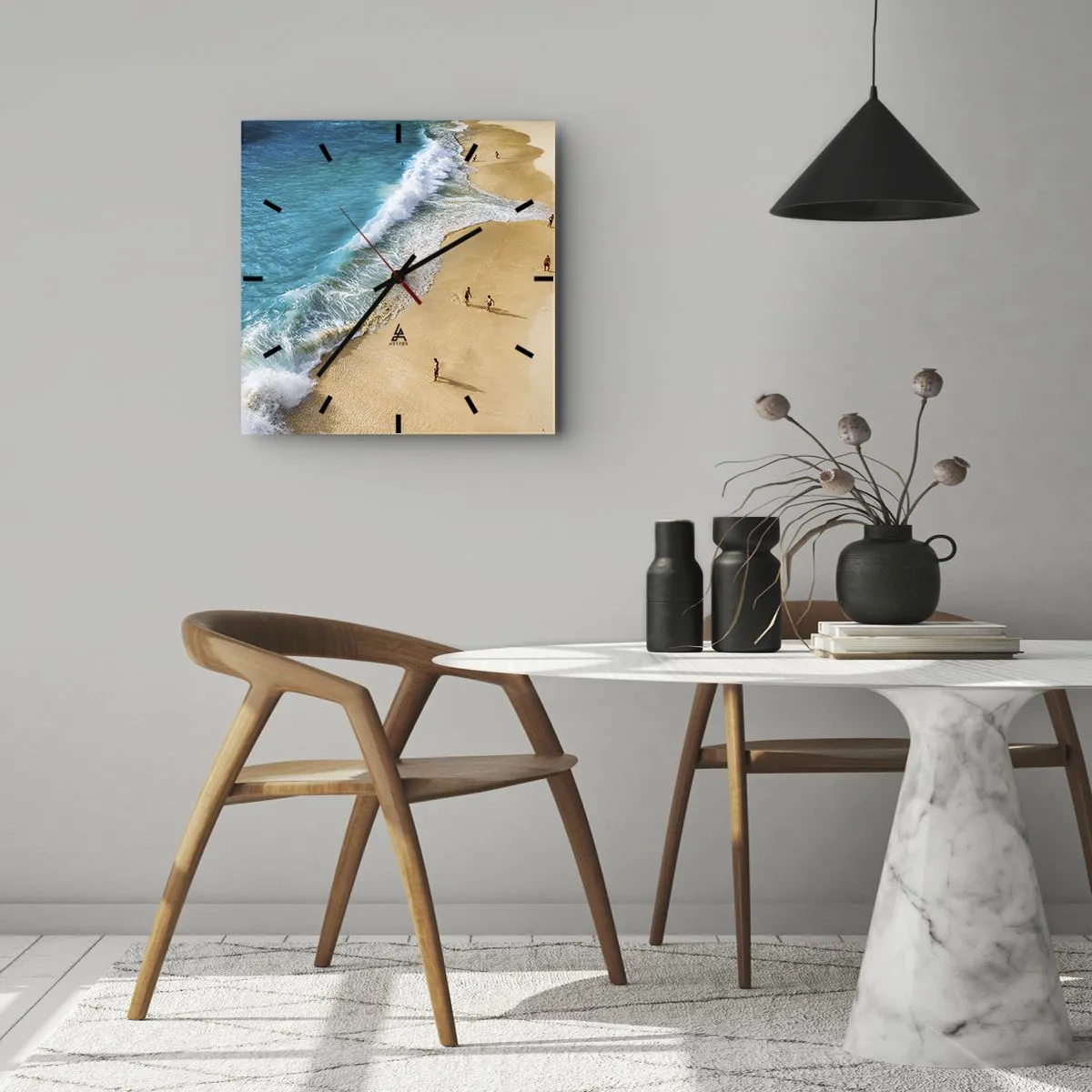 Zegar ścienny - Plaża z turkusową wodą i spacerującymi ludźmi - 30x30cm - A potem słońce, plaża… - Nowoczesna dekoracja ścienna do salonu i sypialni ARTTOR