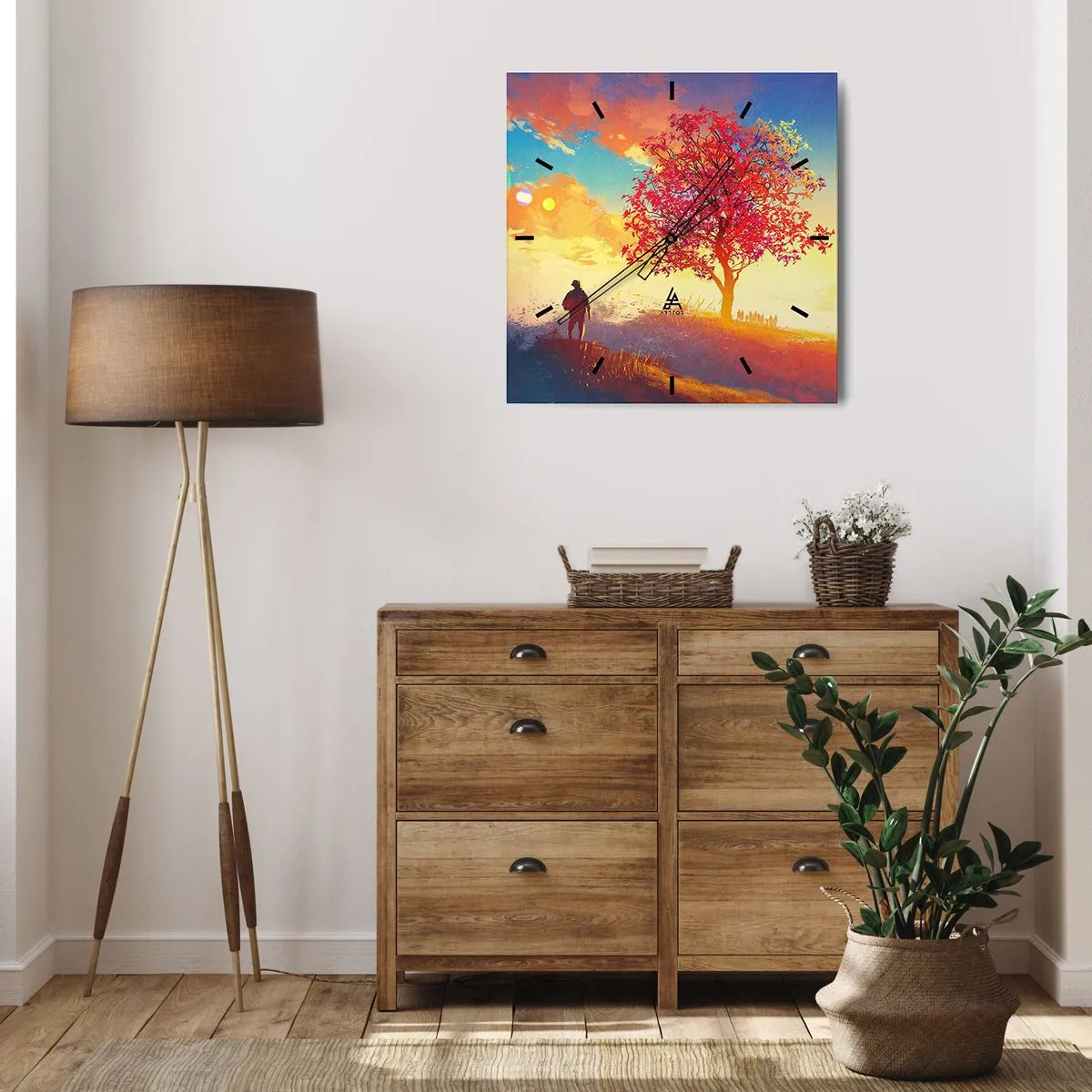 Zegar ścienny - Postać na wzgórzu obok kolorowego drzewa w świetle zachodzącego słońca - 30x30cm - Pielgrzym u celu - Nowoczesna dekoracja ścienna do salonu i sypialni ARTTOR