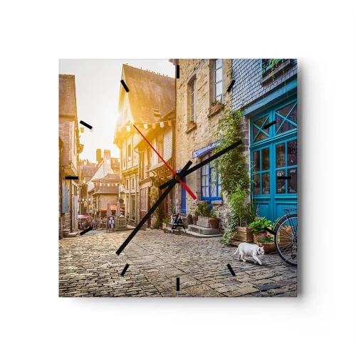 Zegar ścienny - Urokliwa uliczka z kamiennym brukiem w świetle słońca - 30x30cm - Biały duch miasteczka - Nowoczesna dekoracja ścienna do salonu i sypialni ARTTOR