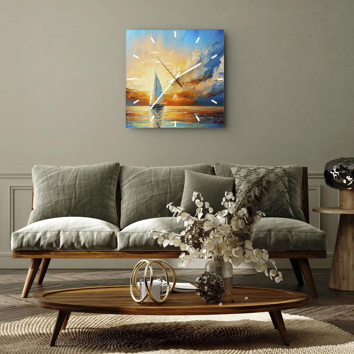 Zegar ścienny - Żaglówka na tle zachodzącego słońca i barwnych chmur - 30x30cm - Żegluga w złocie - Nowoczesna dekoracja ścienna do salonu i sypialni ARTTOR