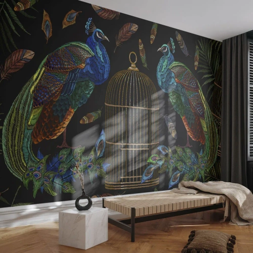 Fototapeta Premium Canvas - Pawie przy złotej klatce na czarnym tle - 100x70cm - W królewskich szatach - Nowoczesna dekoracja ścienna do salonu i sypialni ARTTOR