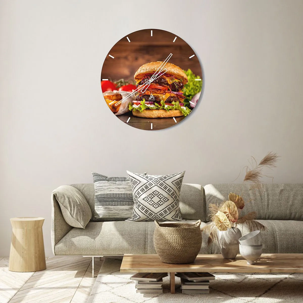 Zegar ścienny - Soczysty burger z dodatkami na drewnianym tle - 30x30cm - Zakazany owoc - Nowoczesna dekoracja ścienna do salonu, kuchni i sypialni ARTTOR