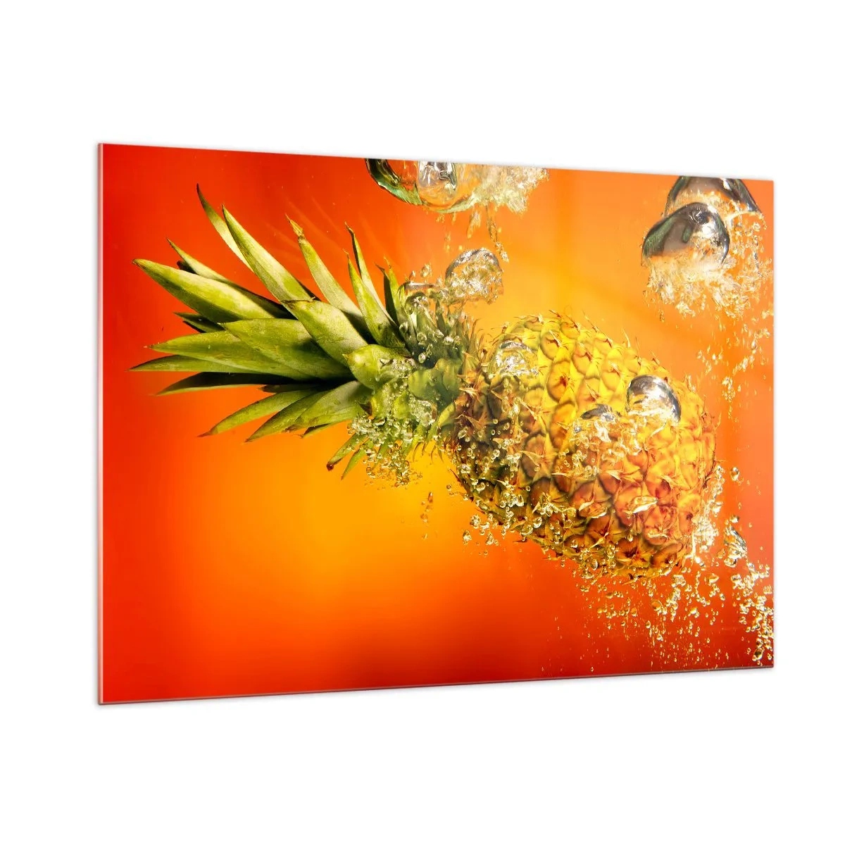 Obraz na szkle - Ananas zanurzony w wodzie na tle intensywnej pomarańczy - 100x70cm - Tropikalna soczysta świeżość - Nowoczesna dekoracja ścienna do salonu, kuchni i sypialni ARTTOR