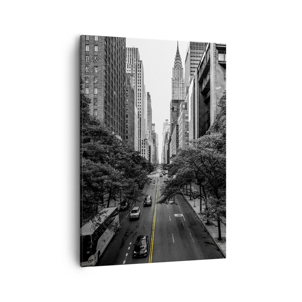 Obraz na płótnie - Nowojorski poranek - Ulica w Nowym Jorku otoczona drzewami i wieżowcami, z widokiem na Chrysler Building - 50x70cm