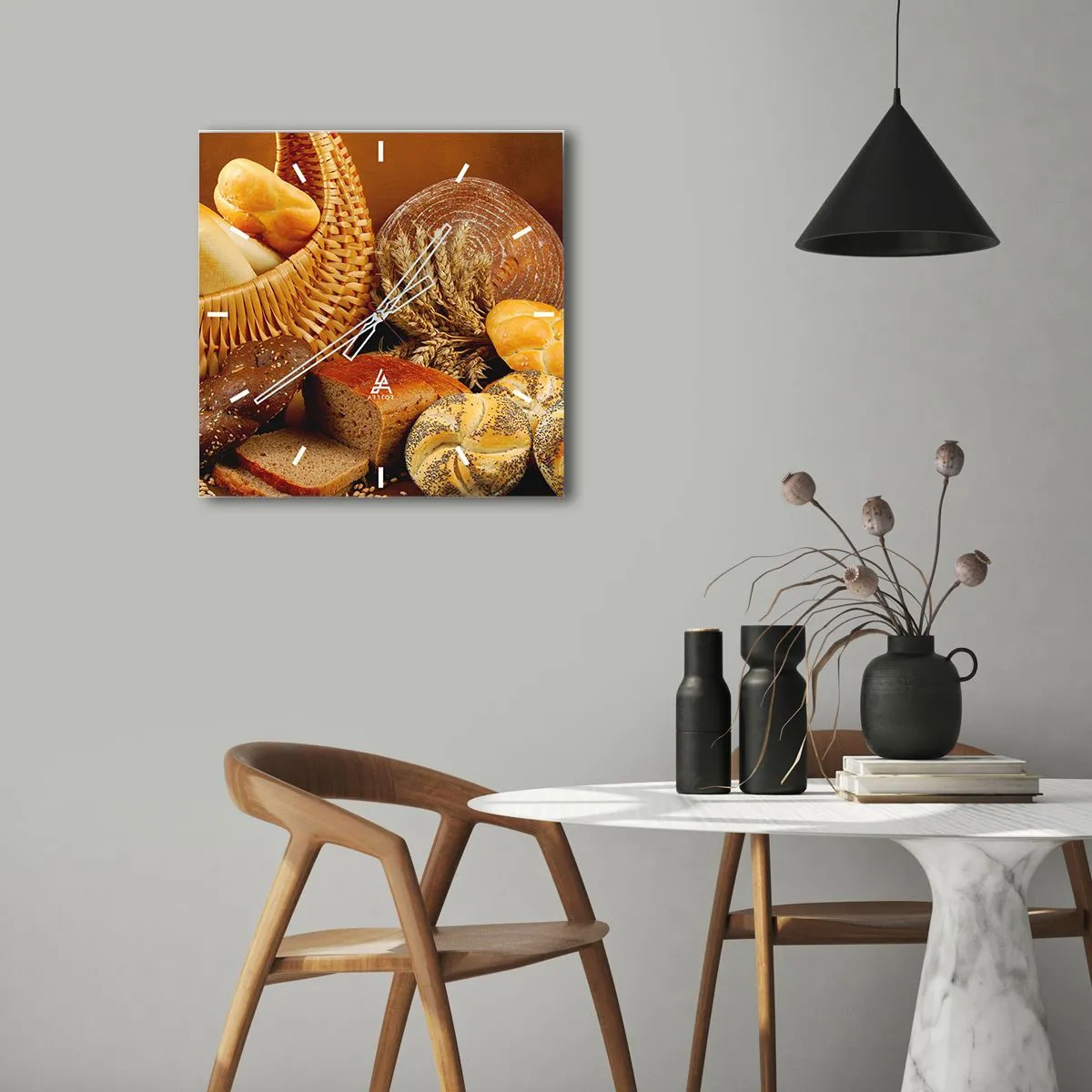 Zegar ścienny - Różnorodne pieczywo w wiklinowym koszu na tle złotym - 30x30cm - Znowu się nam upiekło - Nowoczesna dekoracja ścienna do salonu i sypialni ARTTOR