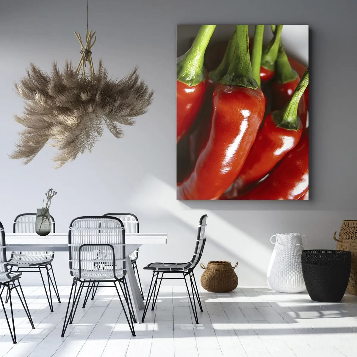 Obraz na płótnie - Zbliżenie na czerwone papryczki chili z zielonymi ogonkami - 80x120cm - Soczyste, błyszczące, gładkie - Nowoczesna dekoracja ścienna do salonu i sypialni ARTTOR