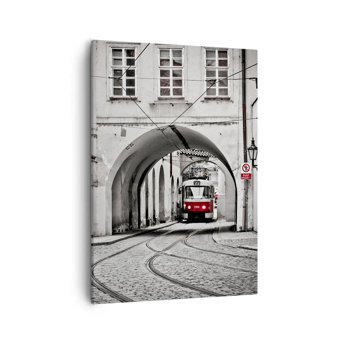 Obraz na płótnie - Czarno-biała fotografia tramwaju przejeżdżającego przez łukowy tunel - 50x70cm - Przez miejski labirynt - Nowoczesna dekoracja ścienna do salonu, kuchni i sypialni ARTTOR