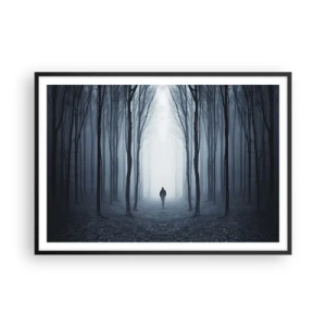 Plakat w czarnej ramie - Postać idąca wśród drzew w zamglonym lesie - 100x70cm - I wszystko proste i jasne - Nowoczesna dekoracja ścienna do salonu i sypialni ARTTOR