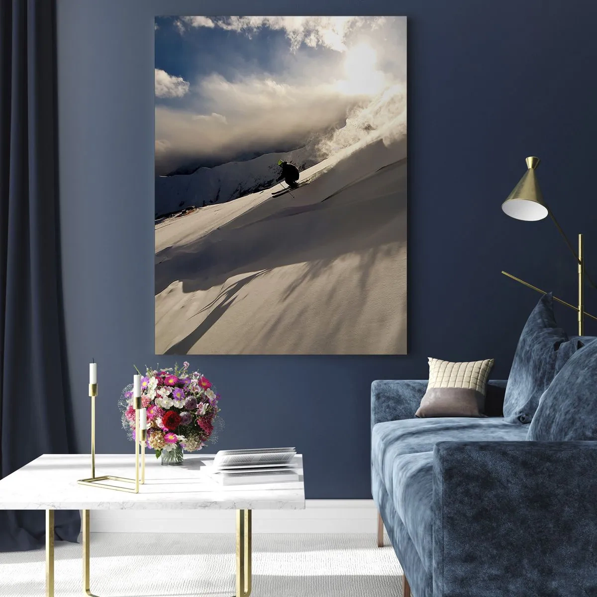 Obraz na szkle - Narciarz zjeżdżający po stoku w świetle zimowego słońca - 50x70cm - Podjęte wyzwanie gór - Nowoczesna dekoracja ścienna do salonu, kuchni i sypialni ARTTOR