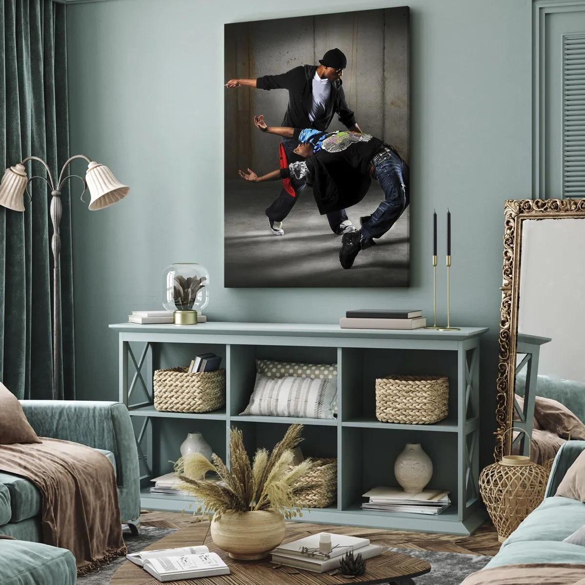 Obraz na płótnie - Grupa tancerzy hip-hop w dynamicznej choreografii - 70x100cm - Tańczący z ulicznym wiatrem - Nowoczesna dekoracja ścienna do salonu i sypialni ARTTOR