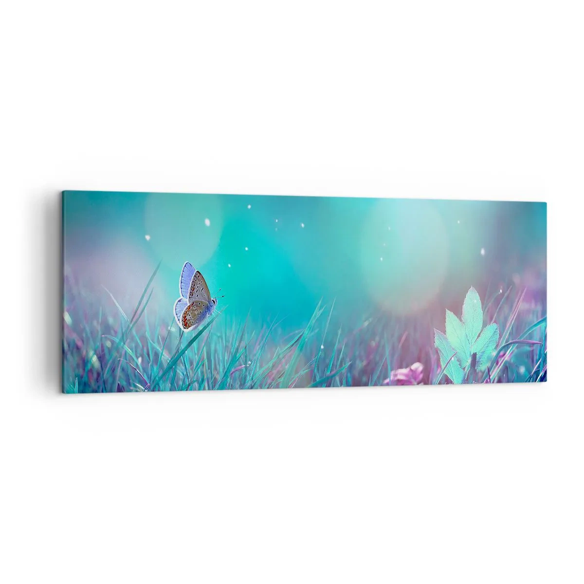 Obraz na płótnie - Motyl na trawie w świetle rozmytych refleksów - 140x50cm - Sekretne życie łąki - Nowoczesna dekoracja ścienna do salonu i sypialni ARTTOR