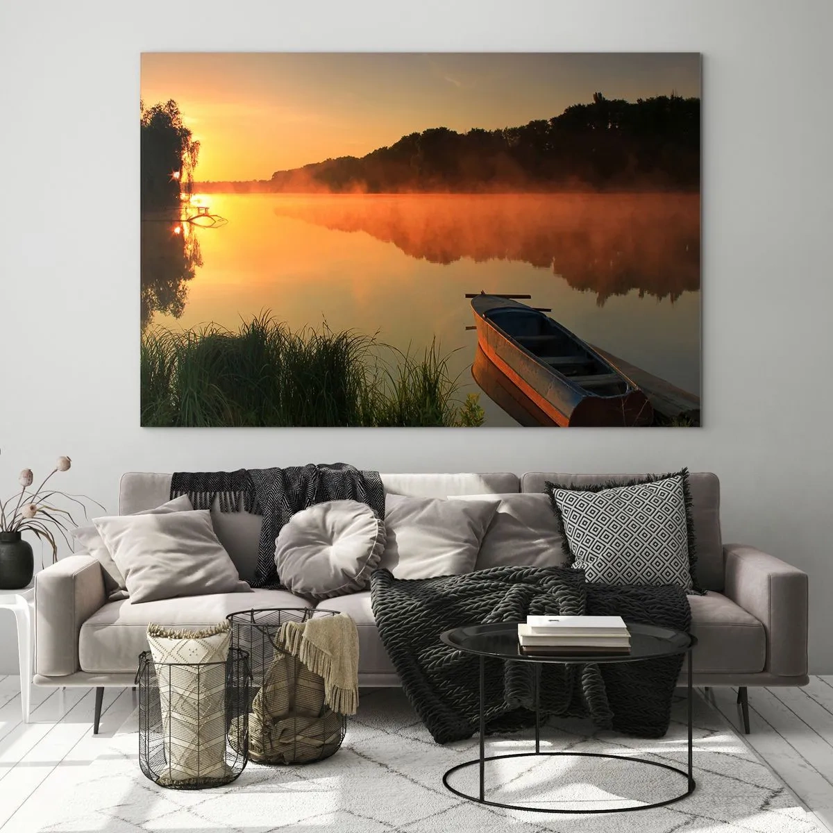 Obraz na szkle - Wschód słońca nad spokojnym jeziorem z łódką przy brzegu - 70x50cm - Wschód słońca nad wodą jak tafla lustra - Nowoczesna dekoracja ścienna do salonu i sypialni ARTTOR