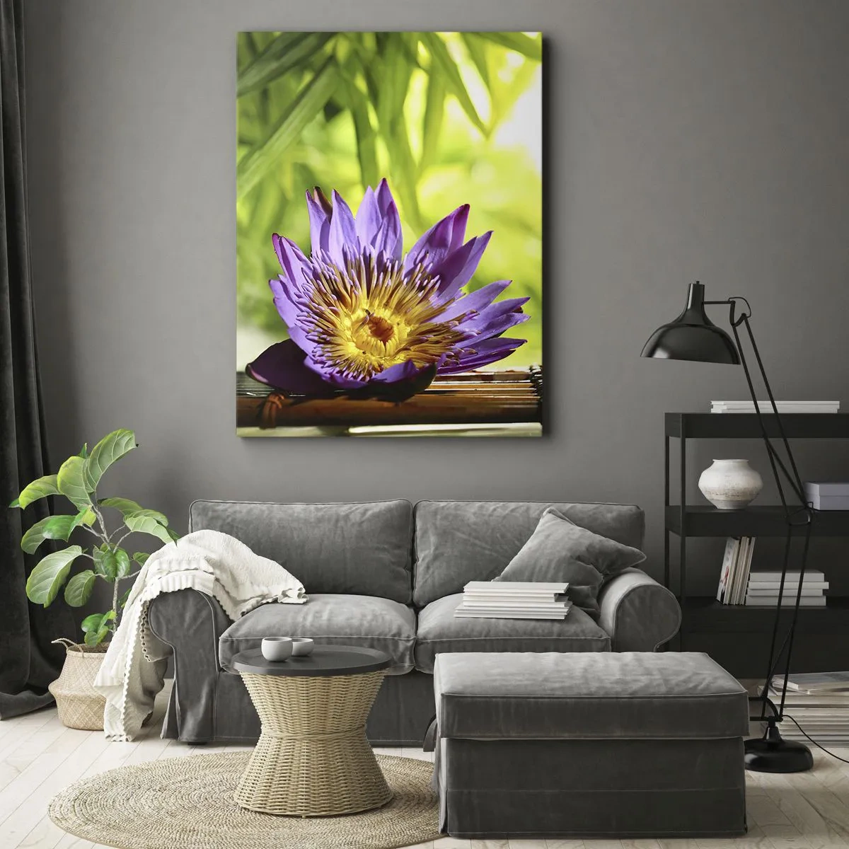 Obraz na płótnie - Purpurowy kwiat lotosu na tle zielonych liści bambusa - 70x100cm - W azjatyckim słońcu - Nowoczesna dekoracja ścienna do salonu i sypialni ARTTOR