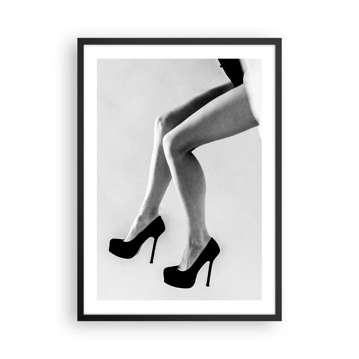 Plakat w czarnej ramie - Czarno-biała fotografia kobiecych nóg w szpilkach - 50x70cm - Wieczna kobiecość - Nowoczesna dekoracja ścienna do salonu i sypialni ARTTOR
