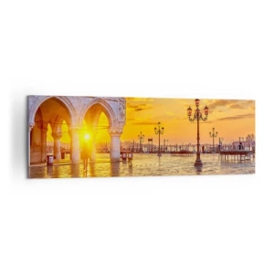 Obraz na płótnie - Złoty zachód słońca na miejskim placu z arkadami i lampami - 160x50cm - Gdzie są wszyscy? - Nowoczesna dekoracja ścienna do salonu i sypialni ARTTOR