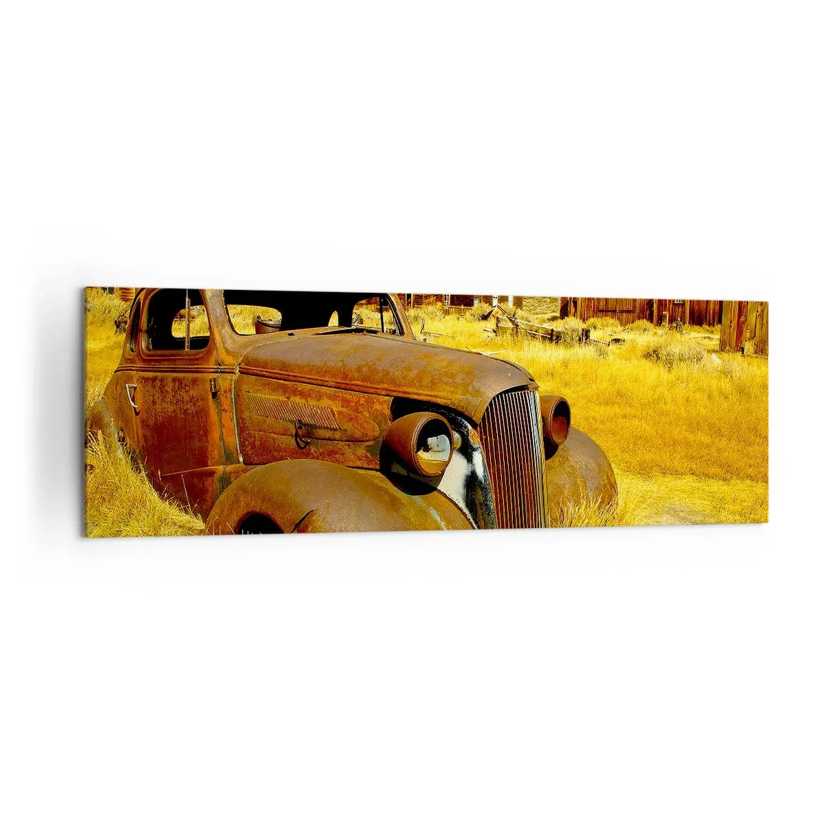 Obraz na płótnie - Stary zardzewiały samochód na tle opuszczonych drewnianych chat - 160x50cm - Zasłużony odpoczynek - Nowoczesna dekoracja ścienna do salonu i sypialni ARTTOR