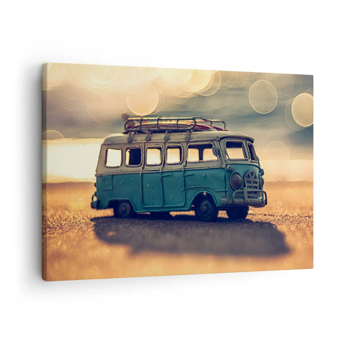 Obraz na płótnie - Retro autobus na tle rozmytego światła - 70x50cm - Koniec bożków: pieniądza i pracy - Nowoczesna dekoracja ścienna do salonu i sypialni ARTTOR