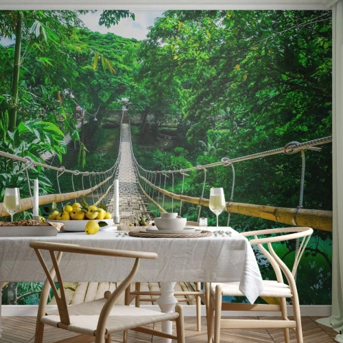 Fototapeta Premium Sand - Wiszący bambusowy most nad zieloną rzeką w tropikalnym lesie - 100x70cm - Małpi most nad zielenią - Nowoczesna dekoracja ścienna do salonu, kuchni i sypialni ARTTOR