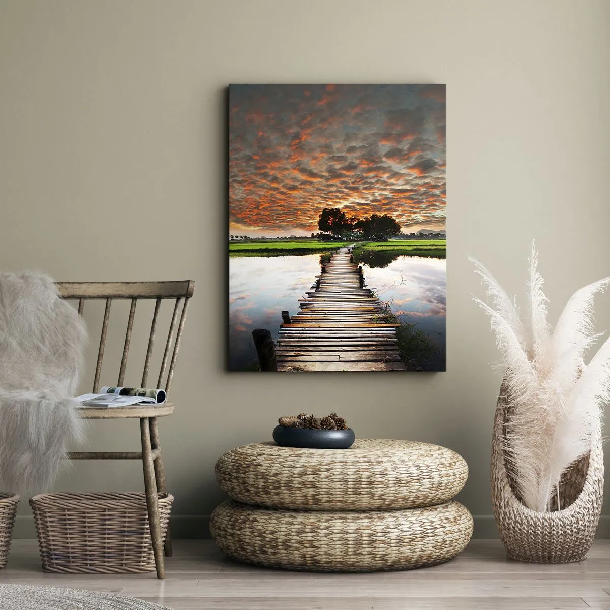 Obraz na płótnie - Drewniany mostek nad wodą o zachodzie słońca - 70x100cm - Rozłóż ramiona - oddychaj  - Nowoczesna dekoracja ścienna do salonu i sypialni ARTTOR