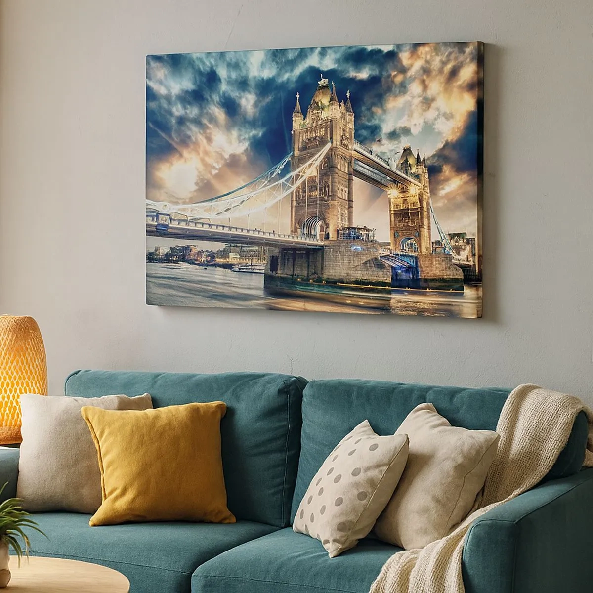 Obraz na płótnie - Tower Bridge o zmierzchu na tle dynamicznego nieba - 70x50cm - Pomnik wiktoriańskiego imperium - Nowoczesna dekoracja ścienna do salonu i sypialni ARTTOR
