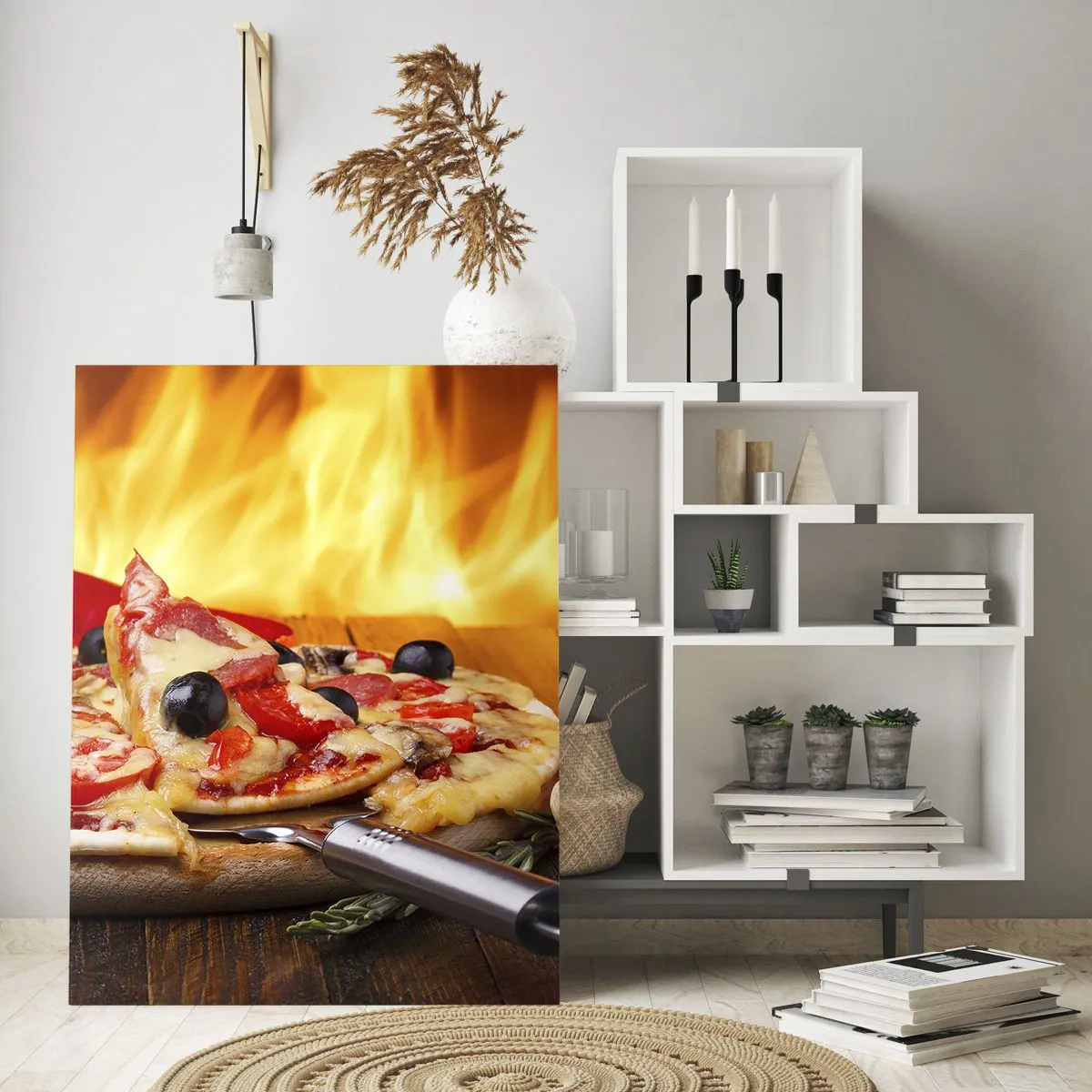Obraz na szkle - Pizza z oliwkami, pomidorami i papryką na tle płomieni - 70x100cm - From Italy with love - Nowoczesna dekoracja ścienna do salonu i sypialni ARTTOR