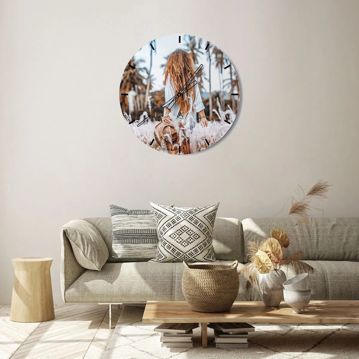 Zegar ścienny - Kobieta w polu traw z palmami w tle - 30x30cm - Zrodzona z puchu traw - Nowoczesna dekoracja ścienna do salonu, kuchni i sypialni ARTTOR