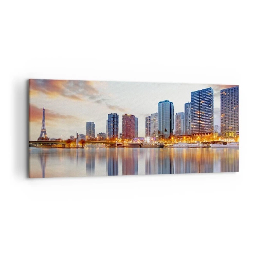 Obraz na płótnie - Panorama nowoczesnych budynków i Wieży Eiffla nad wodą - 120x50cm - Monumentalny spokój Paryża - Nowoczesna dekoracja ścienna do salonu i sypialni ARTTOR