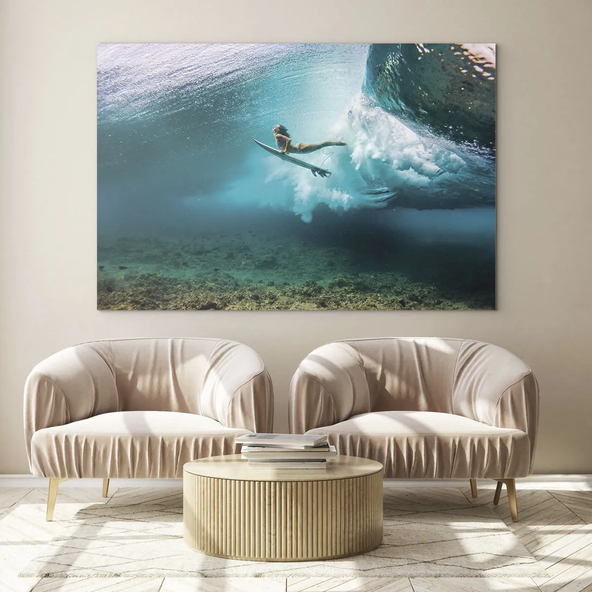 Obraz na szkle - Surferka pod wodą wśród fal z deską surfingową - 70x50cm - Podwodny świat - Nowoczesna dekoracja ścienna do salonu i sypialni ARTTOR