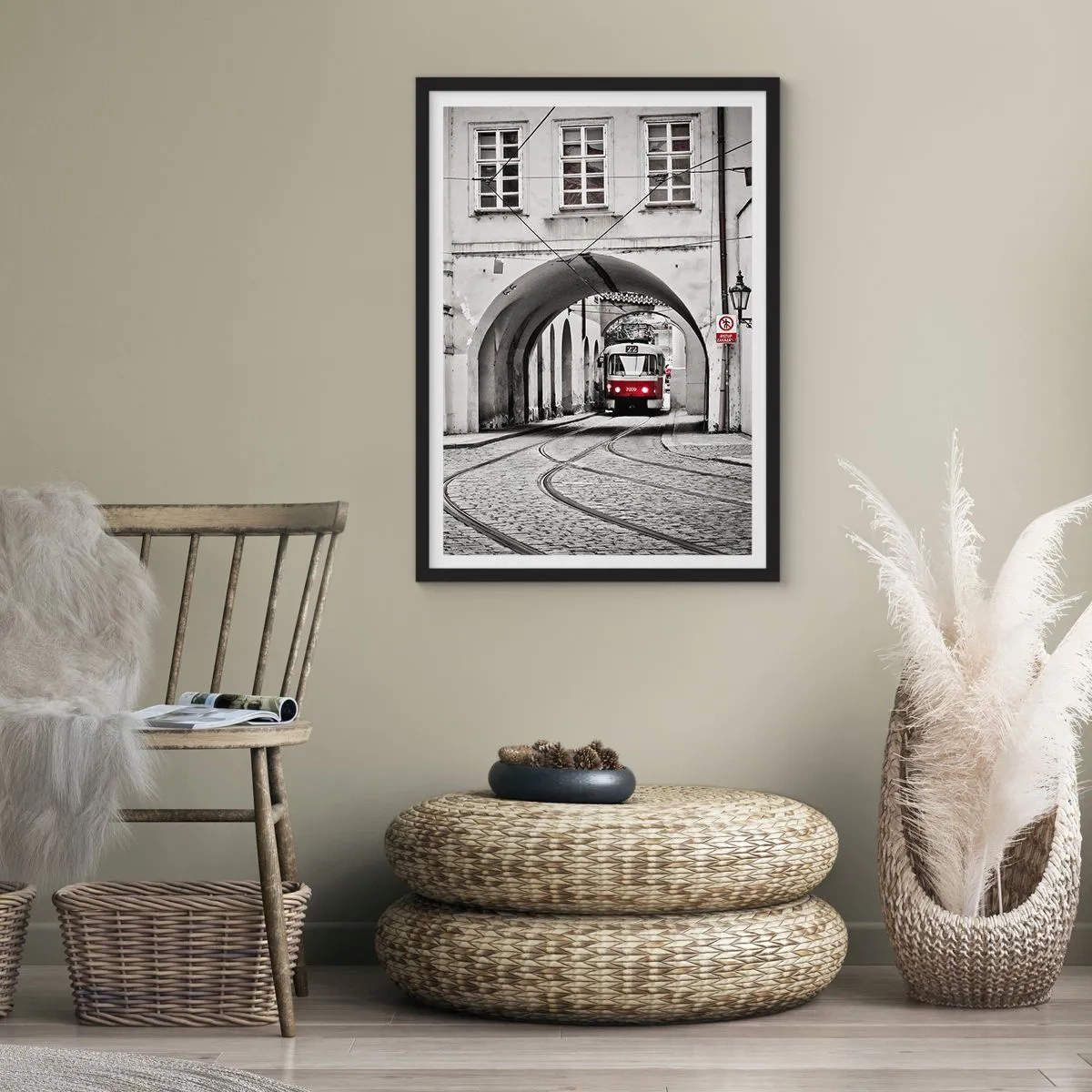 Plakat w czarnej ramie - Czerwony tramwaj w czarno-białej scenerii - 50x70cm - Przez miejski labirynt - Nowoczesna dekoracja ścienna do salonu i sypialni ARTTOR