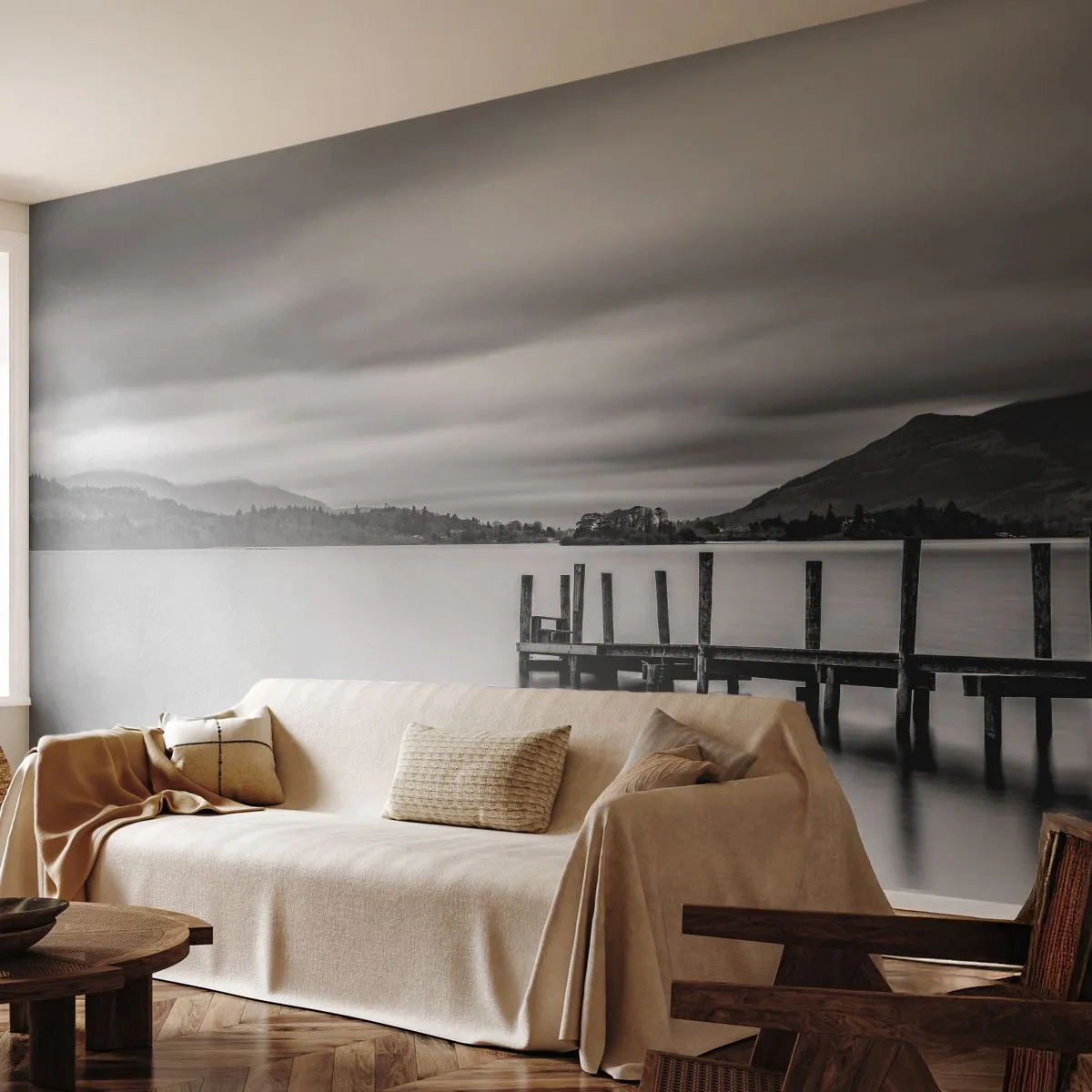 Fototapeta Premium Sand - Czarno-biały pejzaż jeziora z drewnianym pomostem - 100x70cm - Łagodność i siła - Nowoczesna dekoracja ścienna do salonu, kuchni i sypialni ARTTOR