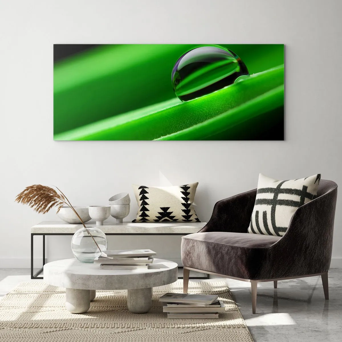 Obraz na szkle - Kropla rosy na zielonym liściu w zbliżeniu - 140x50cm - Życie z bliska - Nowoczesna dekoracja ścienna do salonu i sypialni ARTTOR
