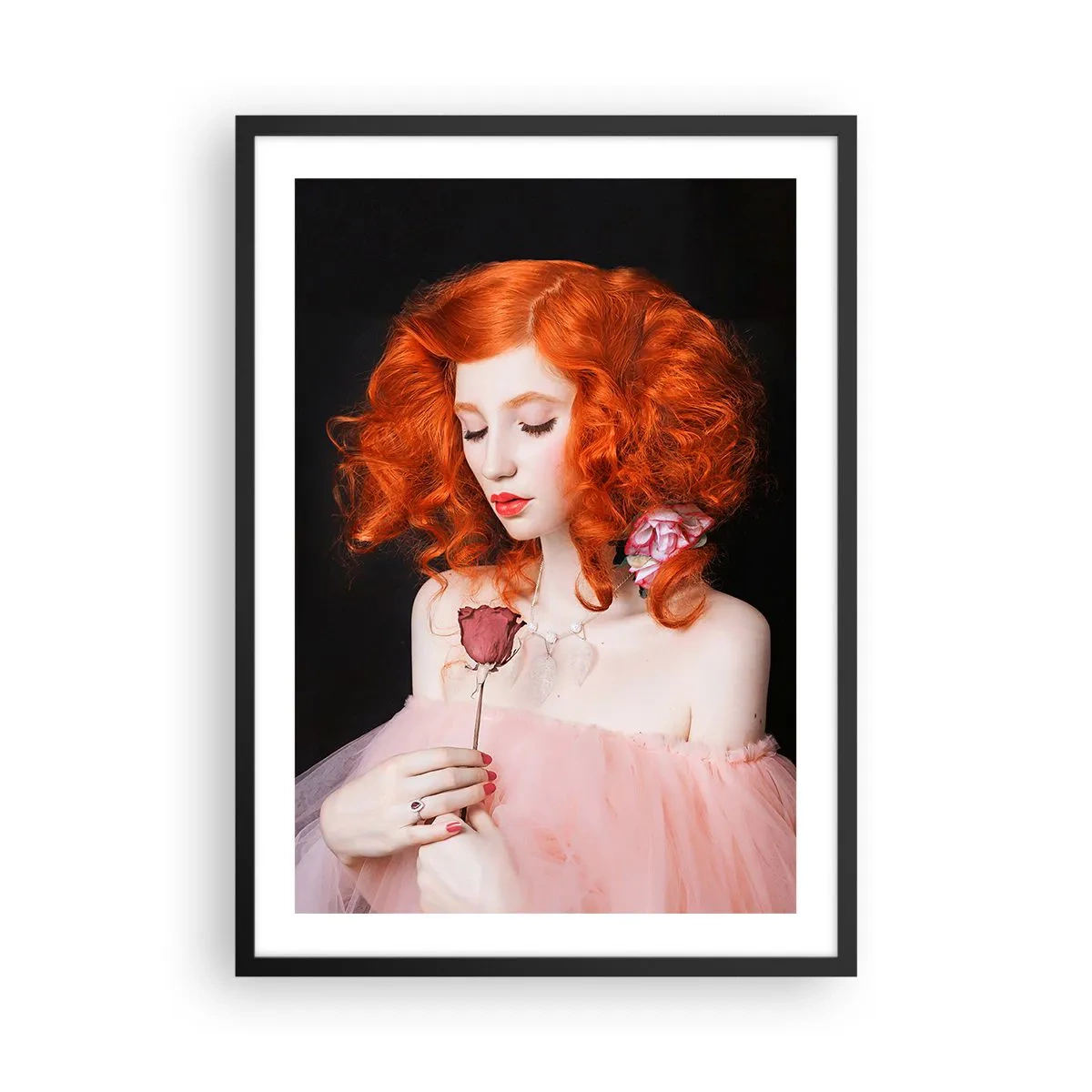 Plakat w czarnej ramie - Portret rudowłosej kobiety z różą na tle czerni - 50x70cm - W barokowym stylu - Nowoczesna dekoracja ścienna do salonu i sypialni ARTTOR