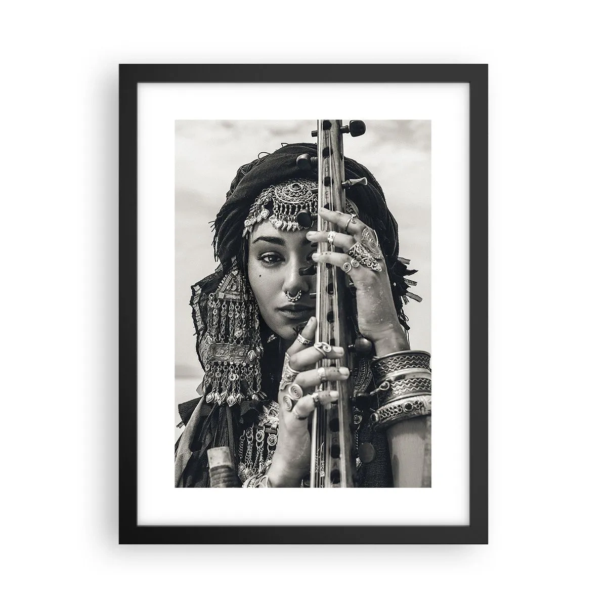 Plakat w czarnej ramie - Sama muzyka orientu - 30x40 cm