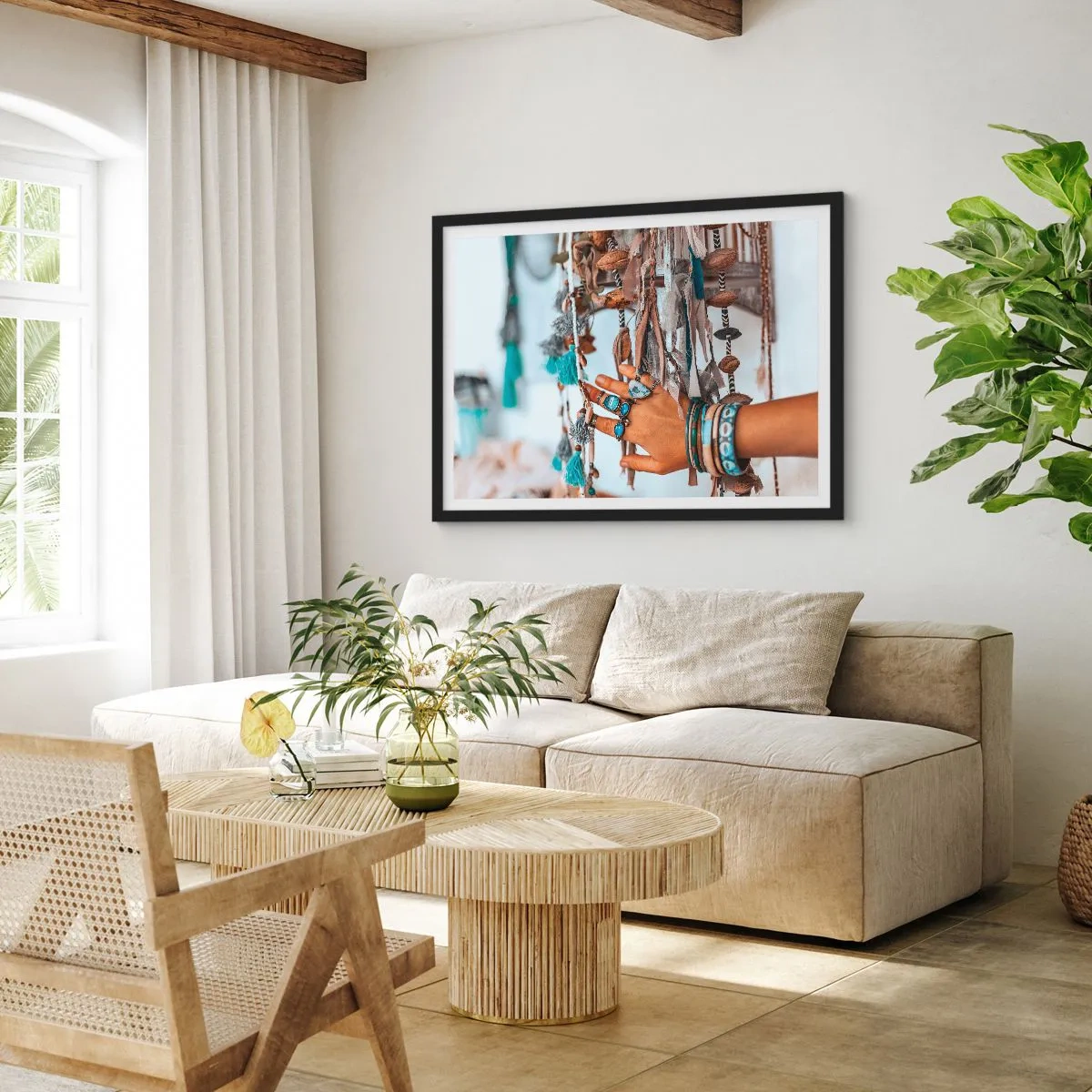 Plakat w czarnej ramie - Ręka ozdobiona biżuterią w stylu boho z dekoracjami w tle - 100x70cm - Lokalne skarby - Nowoczesna dekoracja ścienna do salonu i sypialni ARTTOR