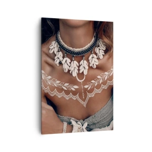 Obraz na płótnie - Styl boho z biżuterią z muszli i koronkowym wzorem - 70x100cm - Talizmany, rytuały kobiecości - Nowoczesna dekoracja ścienna do salonu i sypialni ARTTOR