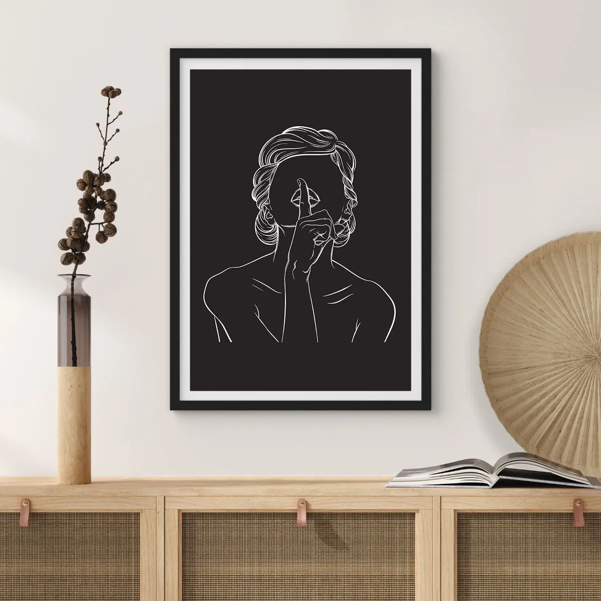 Plakat w czarnej ramie - Minimalistyczna ilustracja kobiety z gestem ciszy na czarnym tle - 50x70cm - Piękno rozkwita w ciszy - Nowoczesna dekoracja ścienna do salonu i sypialni ARTTOR