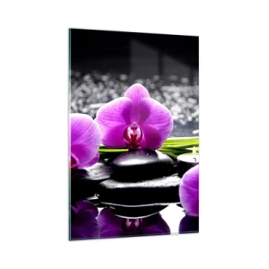 Obraz na szkle - Fioletowe orchidee na tle kamieni i świeczek w relaksacyjnej scenerii - 80x120cm - Utonąć w ciszy i spokoju - Nowoczesna dekoracja ścienna do salonu i sypialni ARTTOR