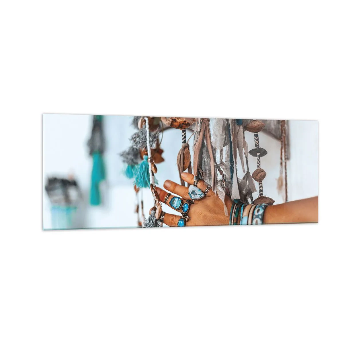 Obraz na szkle - Ręka ozdobiona biżuterią w stylu boho z dekoracjami w tle - 140x50cm - Lokalne skarby - Nowoczesna dekoracja ścienna do salonu i sypialni ARTTOR