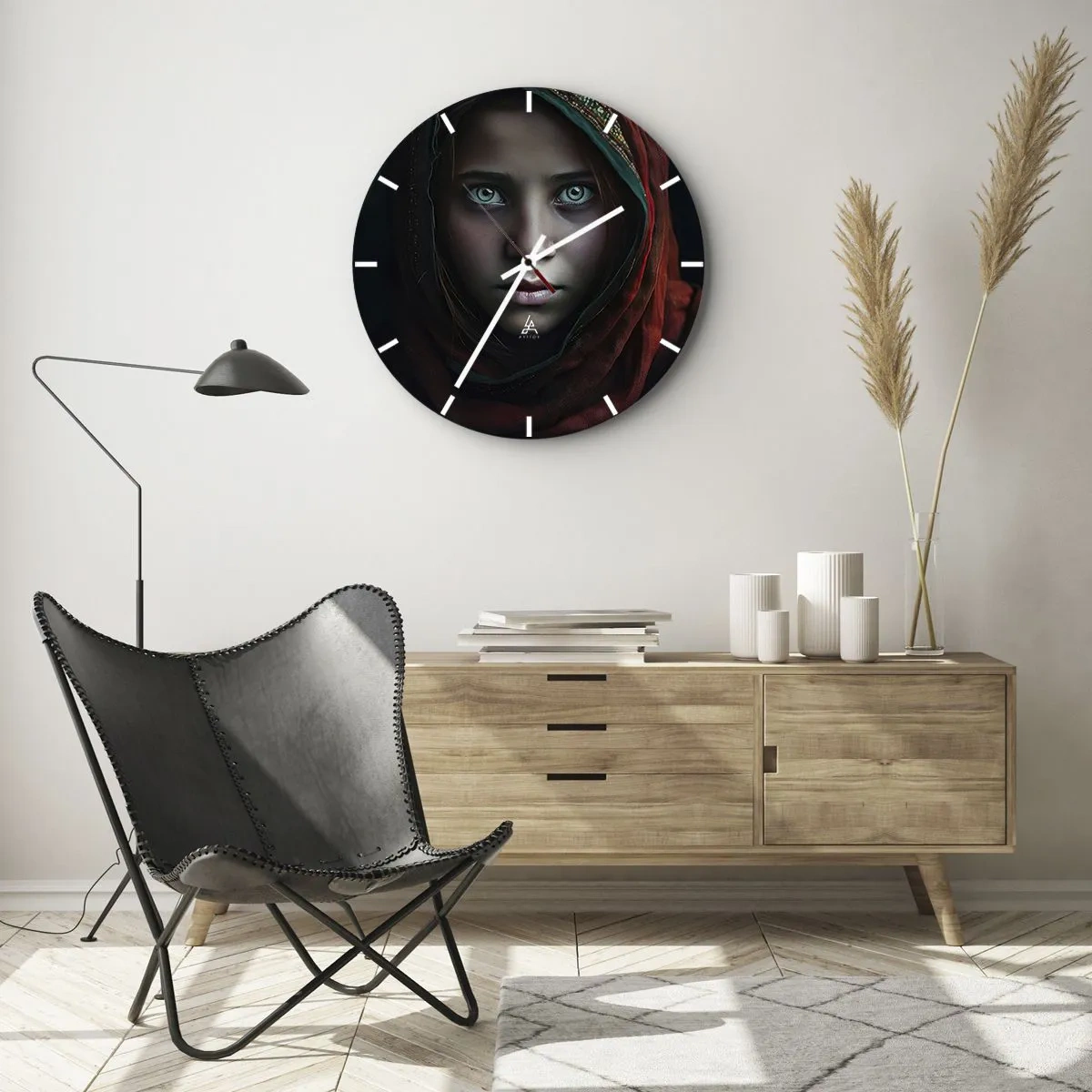 Zegar ścienny - Portret dziewczyny w czerwonej chuście z intensywnym spojrzeniem - 30x30cm - Wschodnia księżniczka - Nowoczesna dekoracja ścienna do salonu, kuchni i sypialni ARTTOR
