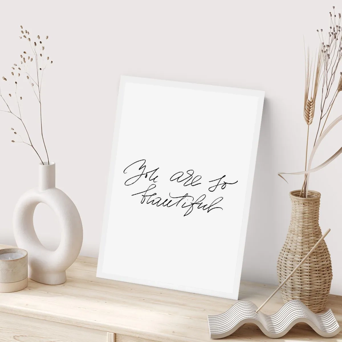 Plakat - Czarny napis 'You are so beautiful' na białym tle - 50x70cm - Naprawdę, uwierz… - Nowoczesna dekoracja ścienna do salonu, kuchni i sypialni ARTTOR