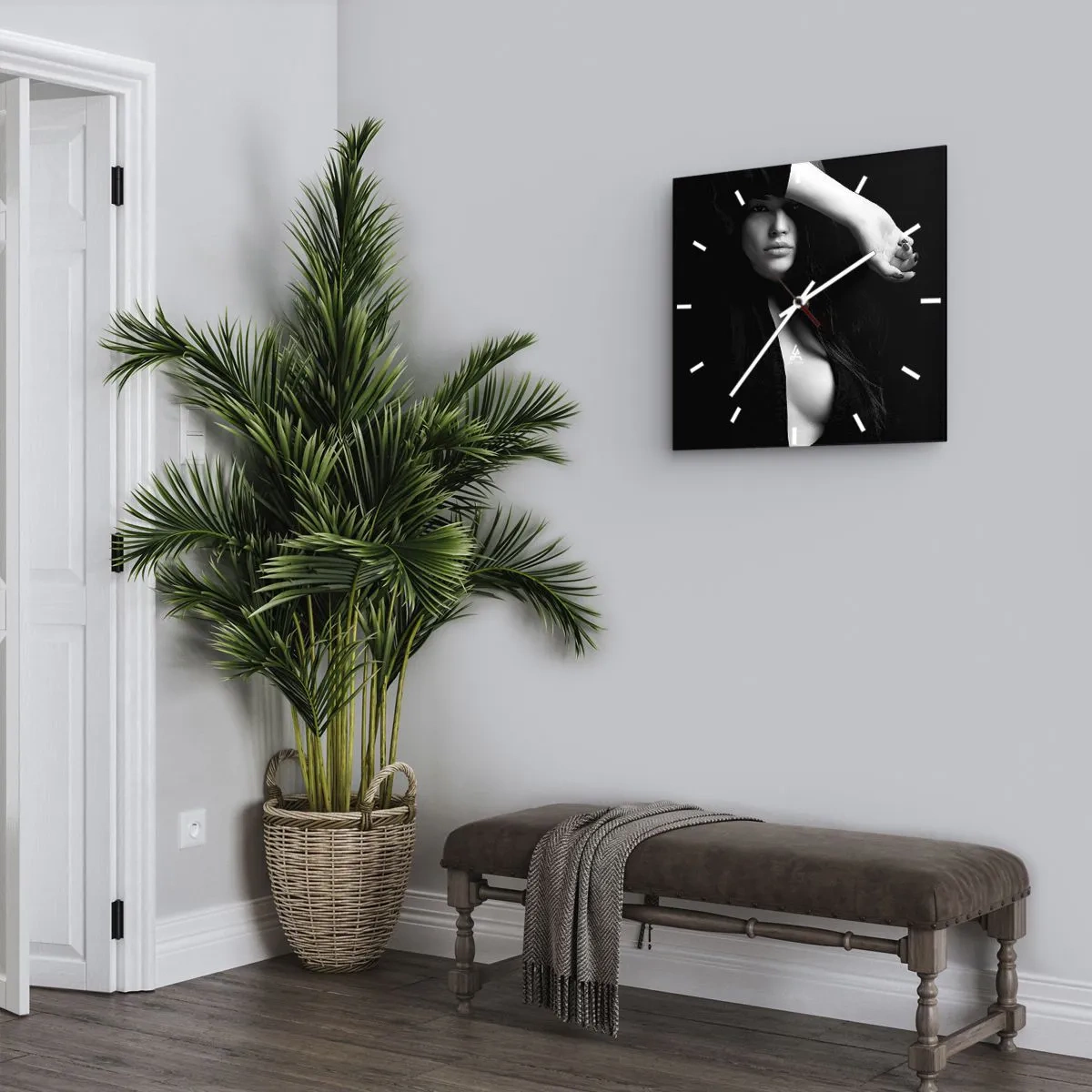Zegar ścienny - Stylowy portret kobiety w czarno-białej tonacji - 30x30cm - Szkoła uwodzenia - Nowoczesna dekoracja ścienna do salonu i sypialni ARTTOR