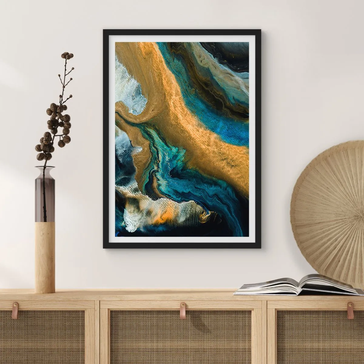 Plakat w czarnej ramie - Abstrakcyjna kompozycja w odcieniach złota i niebieskiego - 50x70cm - Niebieski – zółty – wzajemne wpływy - Nowoczesna dekoracja ścienna do salonu i sypialni ARTTOR