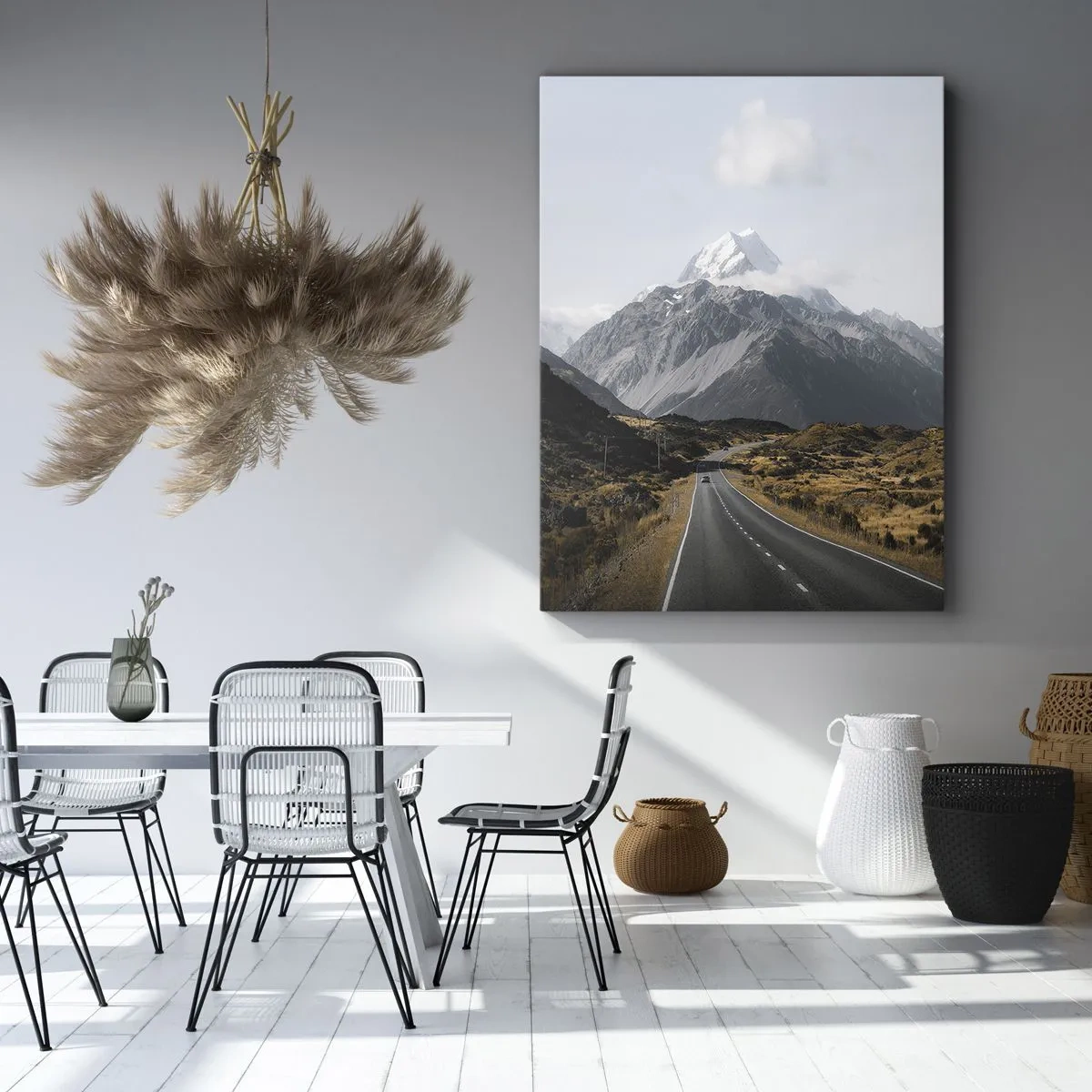 Obraz na płótnie - Droga wijąca się przez złote wzgórza w kierunku ośnieżonego szczytu - 50x70cm - Droga do serca gór - Nowoczesna dekoracja ścienna do salonu, kuchni i sypialni ARTTOR