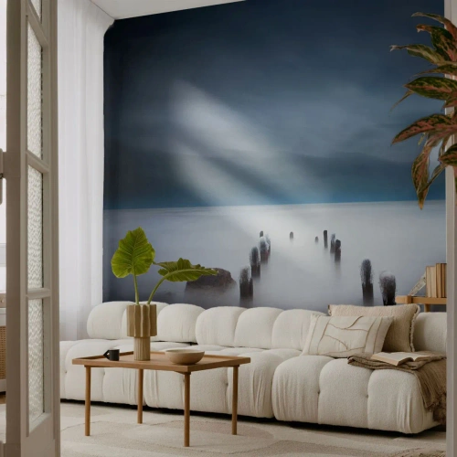 Fototapeta Premium Sand - Mglisty krajobraz z zatopionymi drewnianymi pali na wodzie - 100x70cm - Zamyślone jezioro - Nowoczesna dekoracja ścienna do salonu, kuchni i sypialni ARTTOR