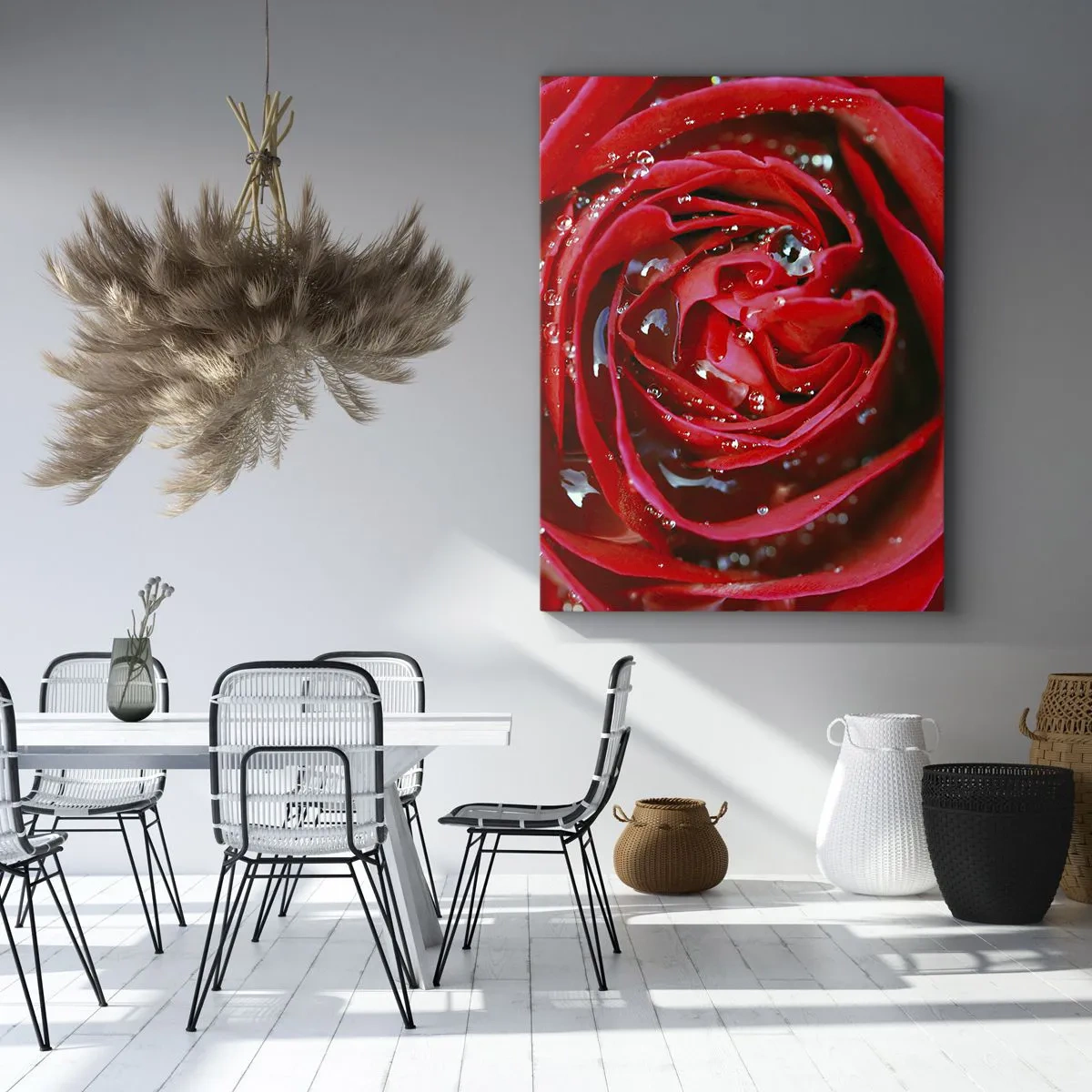 Obraz na płótnie - Czerwona róża z kroplami rosy w zbliżeniu - 50x70cm - W kroplach rosy - Nowoczesna dekoracja ścienna do salonu, kuchni i sypialni ARTTOR