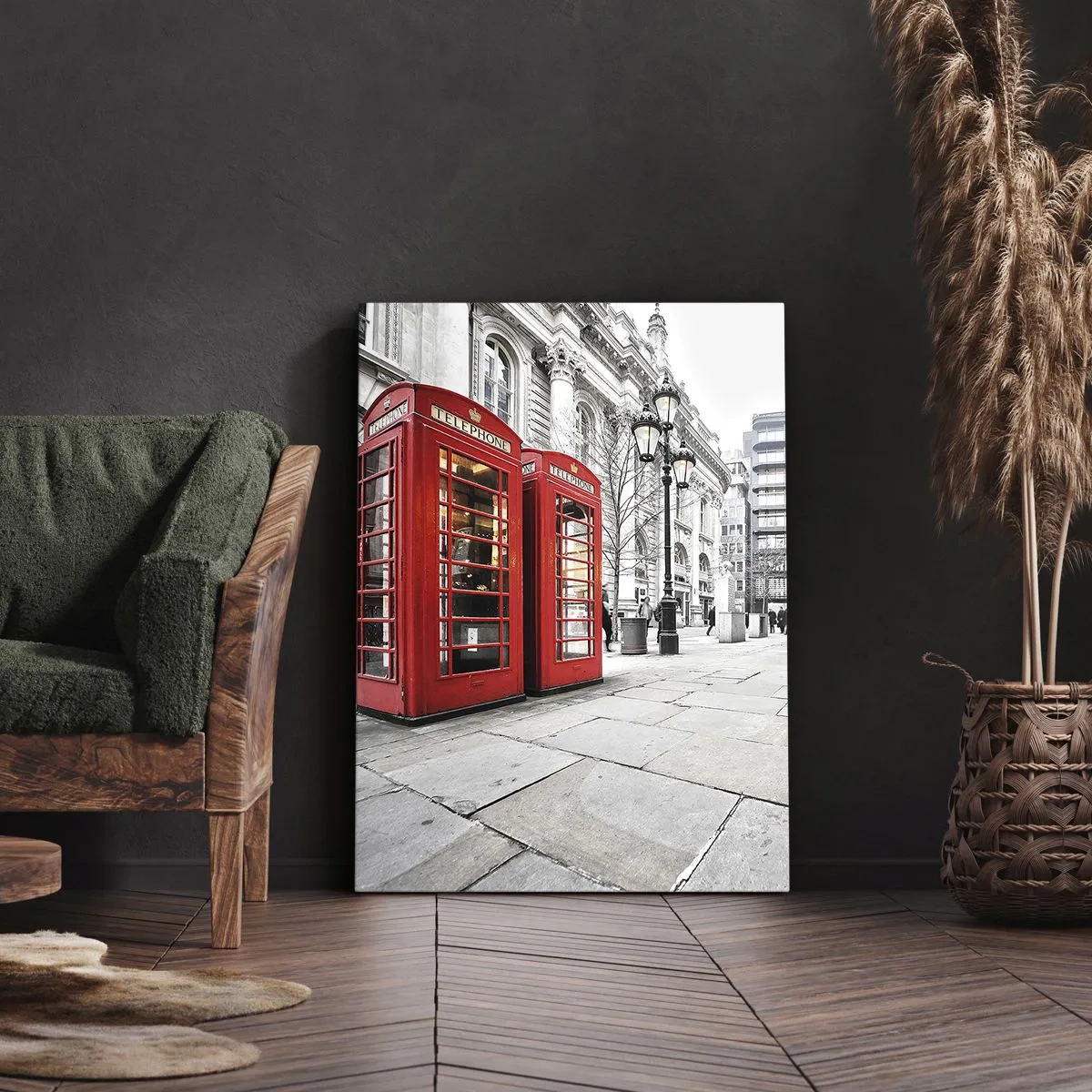 Obraz na płótnie - Czerwone budki telefoniczne na tle klasycznej architektury - 50x70cm - Welcome to London - Nowoczesna dekoracja ścienna do salonu, kuchni i sypialni ARTTOR