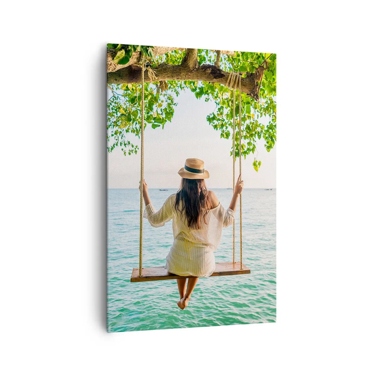 Obraz na płótnie - Kobieta na huśtawce nad morzem w tropikalnym krajobrazie - 80x120cm - Życie jest piękne - Nowoczesna dekoracja ścienna do salonu i sypialni ARTTOR