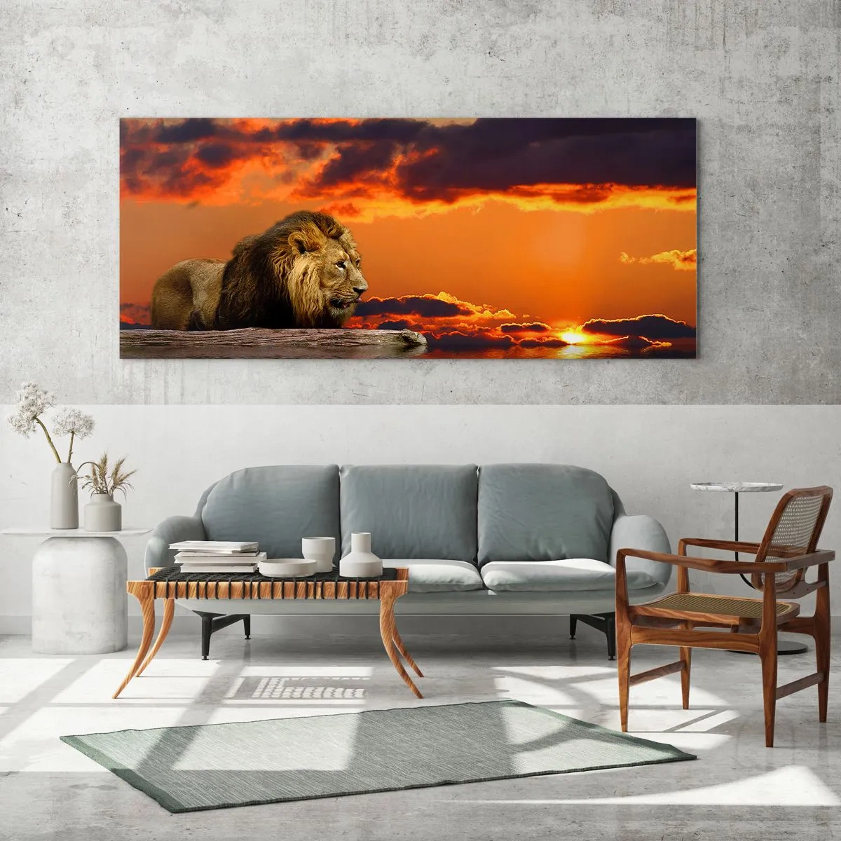 Obraz na szkle - Lew spoczywający nad wodą o zachodzie słońca z dramatycznym niebem - 160x50cm - Król natury - Nowoczesna dekoracja ścienna do salonu i sypialni ARTTOR